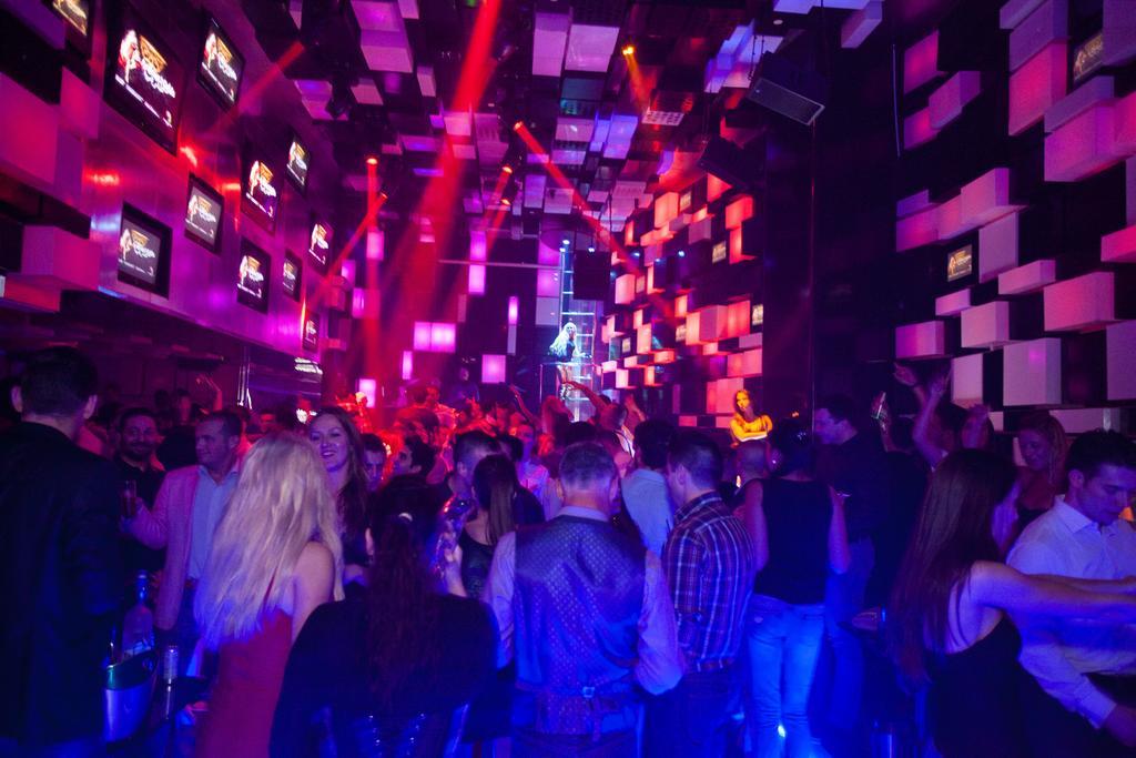 Social Hotel Дубай Екстериор снимка